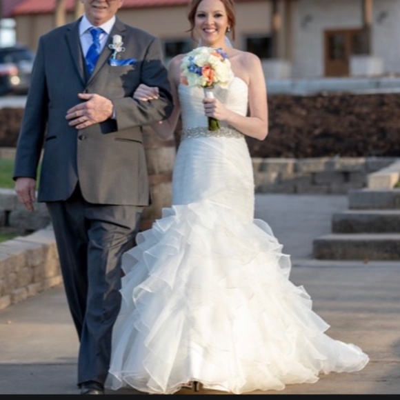 Vera Wang Mermaid Style Wedding Dress - Picture 2 of 7